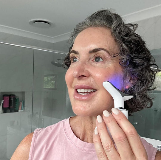 FaceGlow Gesichtsmassagegerät – Straffende Anti-Falten Pflege mit Lichttherapie